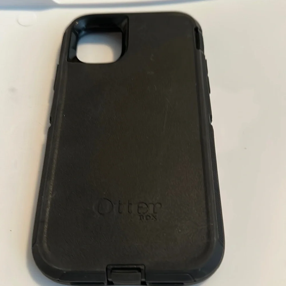 iPhone 11 black OtterBox with Clip. Great! Condition iPhone 11 only.